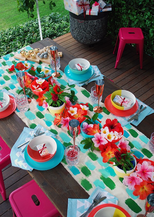 We-Are-Scout_Tropical-table-setting_7-600x842-1